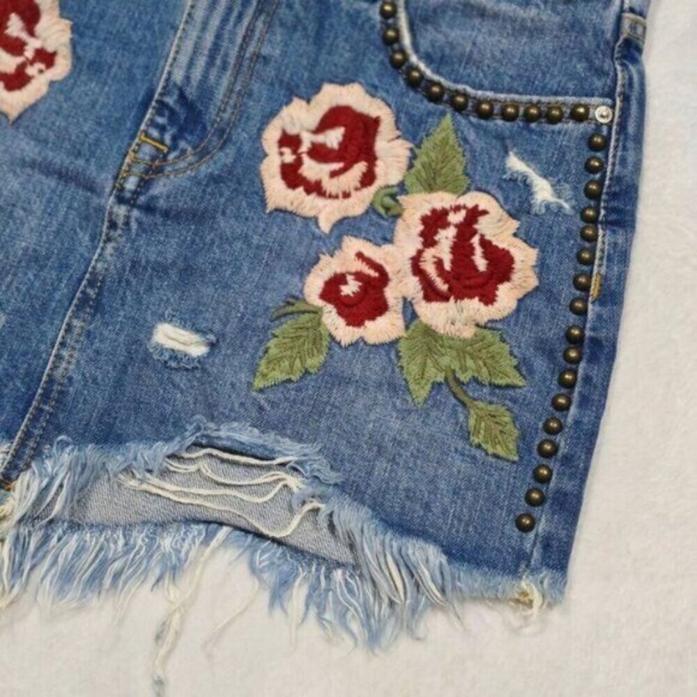 Free People ✦ Denim Mini Skirt ✦ Embroidered Roses Studs Raw Hem Distressed 26 - Picture 9 of 15